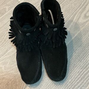 Minnetonka Black Suede Fringe Women’s Booties Sz 8.5